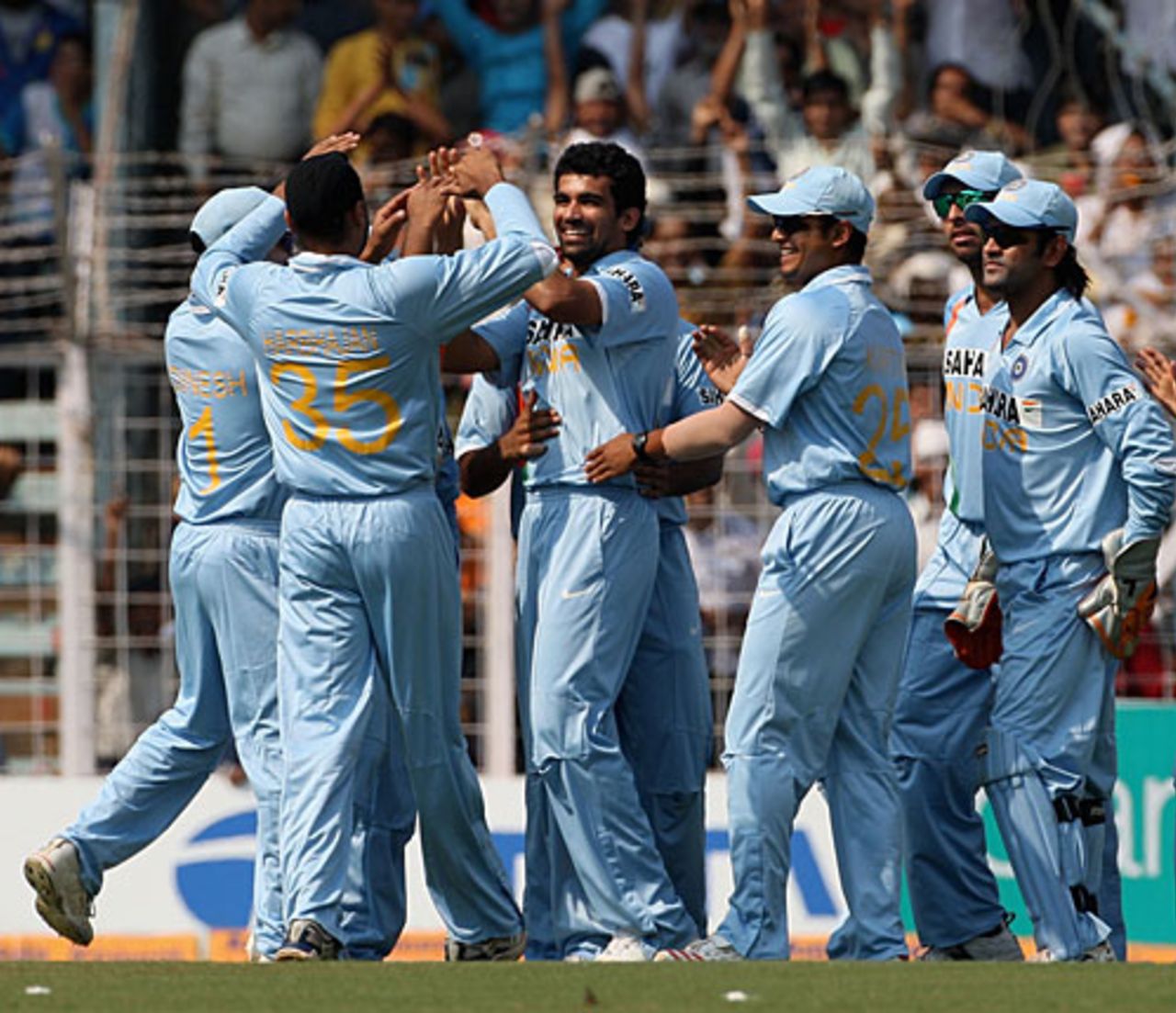 India celebrate after Zaheer Khan trapped Michael Clarke leg before off the first ball, India v Australia, 7th ODI, Mumbai, October 17, 2007