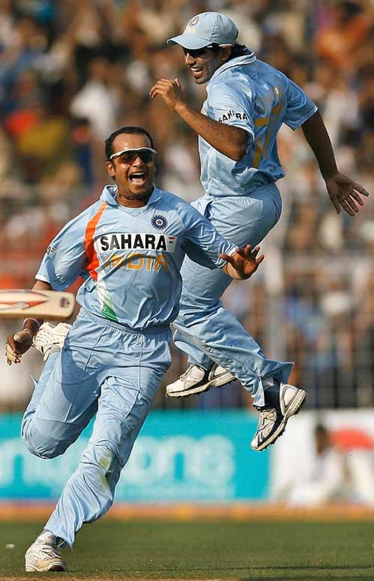 Murali Kartik and Robin Uthappa celebrate the wicket of Andrew Symonds, India v Australia, 7th ODI, Mumbai, October 17, 2007