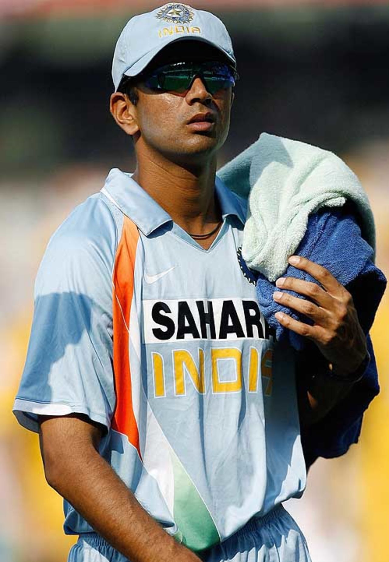 Rahul Dravid carries towels in between overs, India v Australia, 7th ODI, Mumbai, October 17, 2007