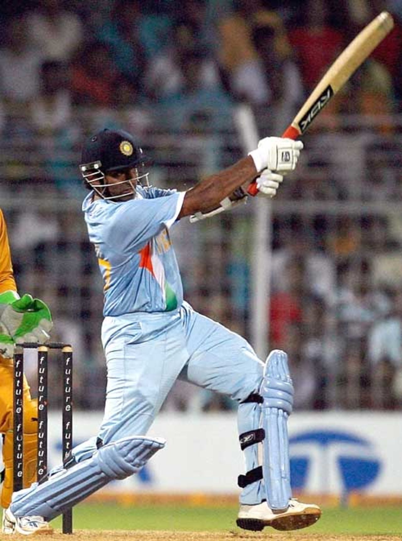 Robin Uthappa carts a delivery to the on side, India v Australia, 7th ODI, Mumbai, October 17, 2007
