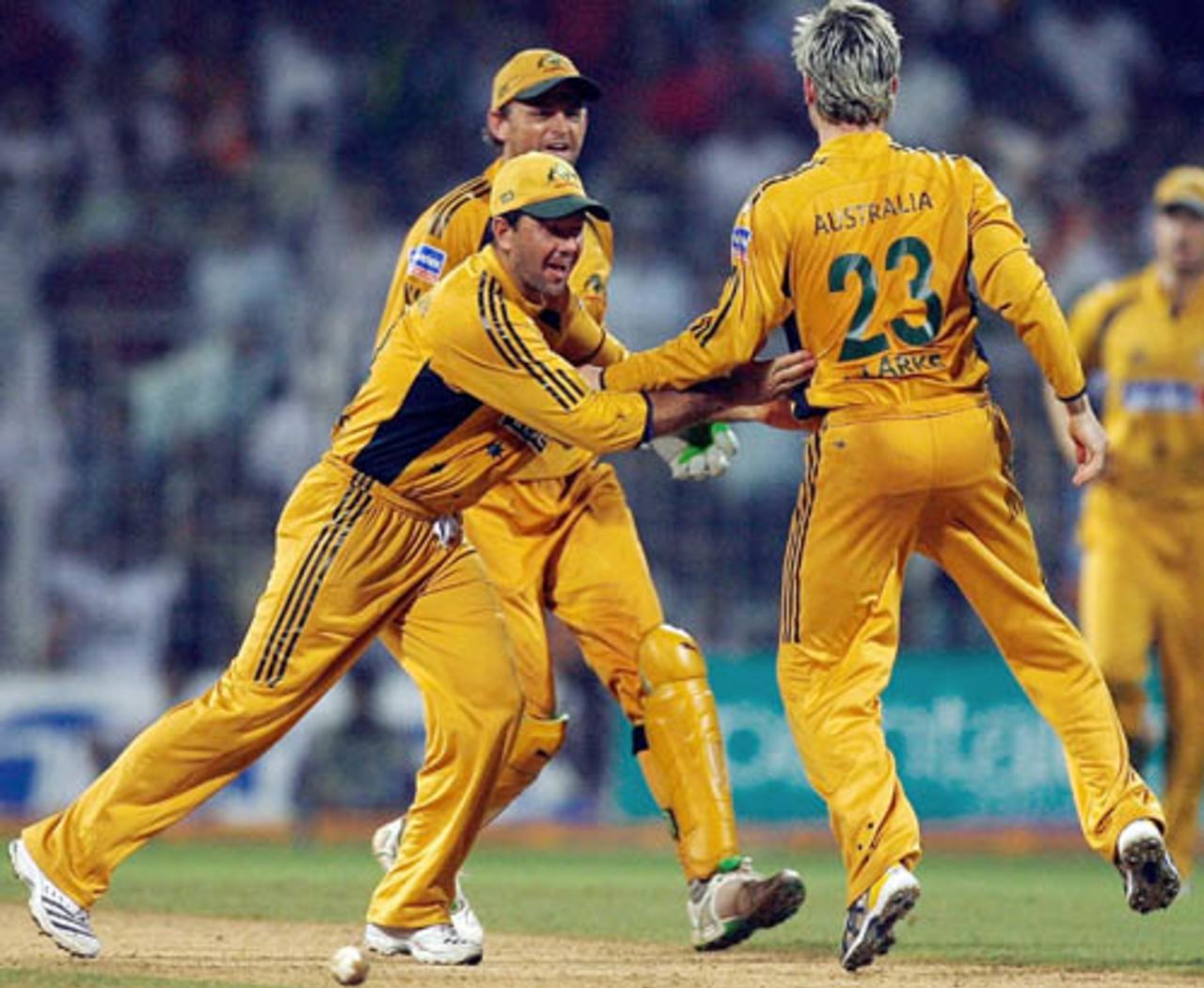 Michael Clarke got the key breakthrough of Robin Uthappa, India v Australia, 7th ODI, Mumbai, October 17, 2007
