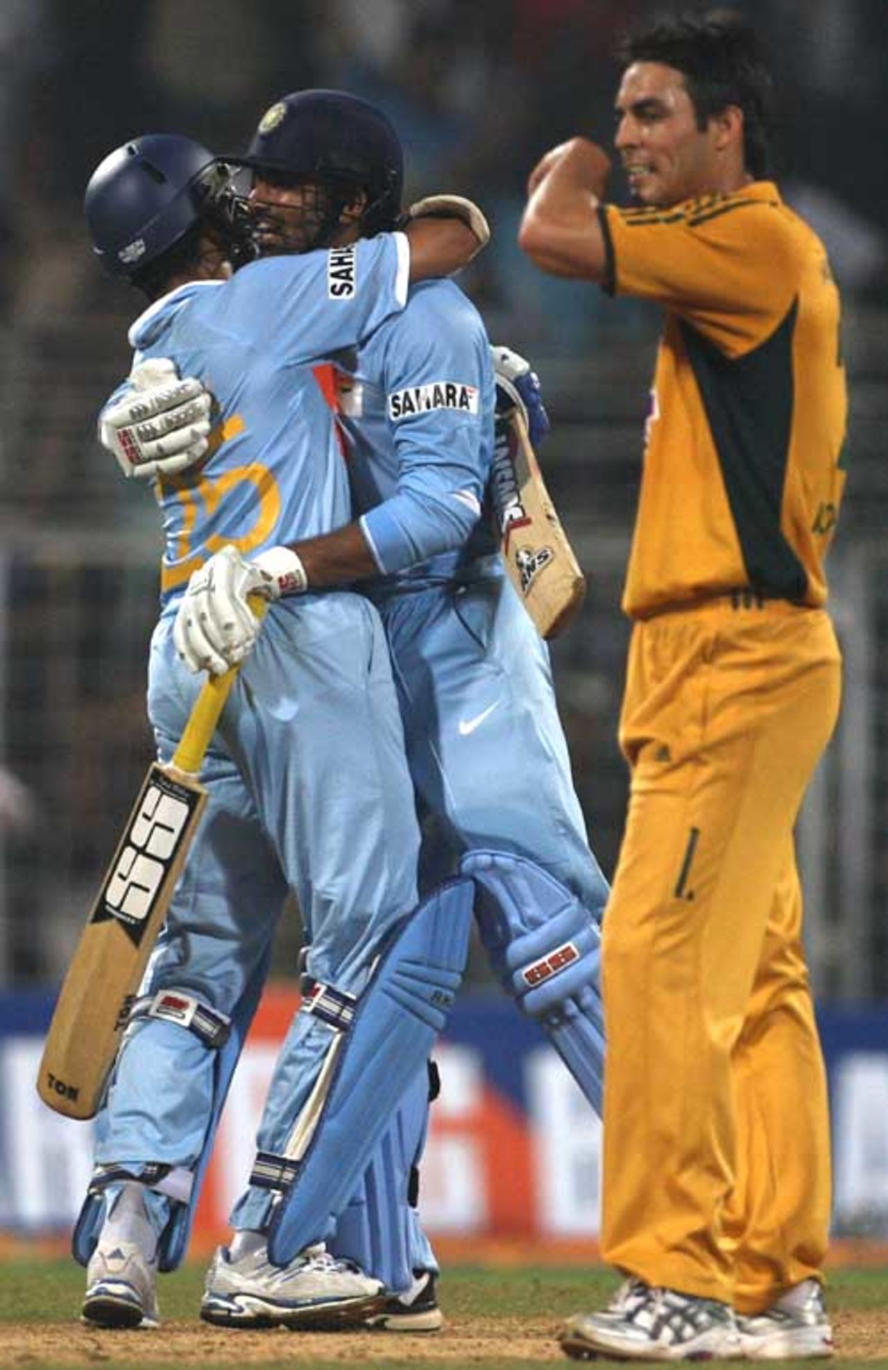 Mitchell Johnson looks on while Murali Kartik and Zaheer Khan celebrate the two-wicket win, India v Australia, 7th ODI, Mumbai, October 17, 2007