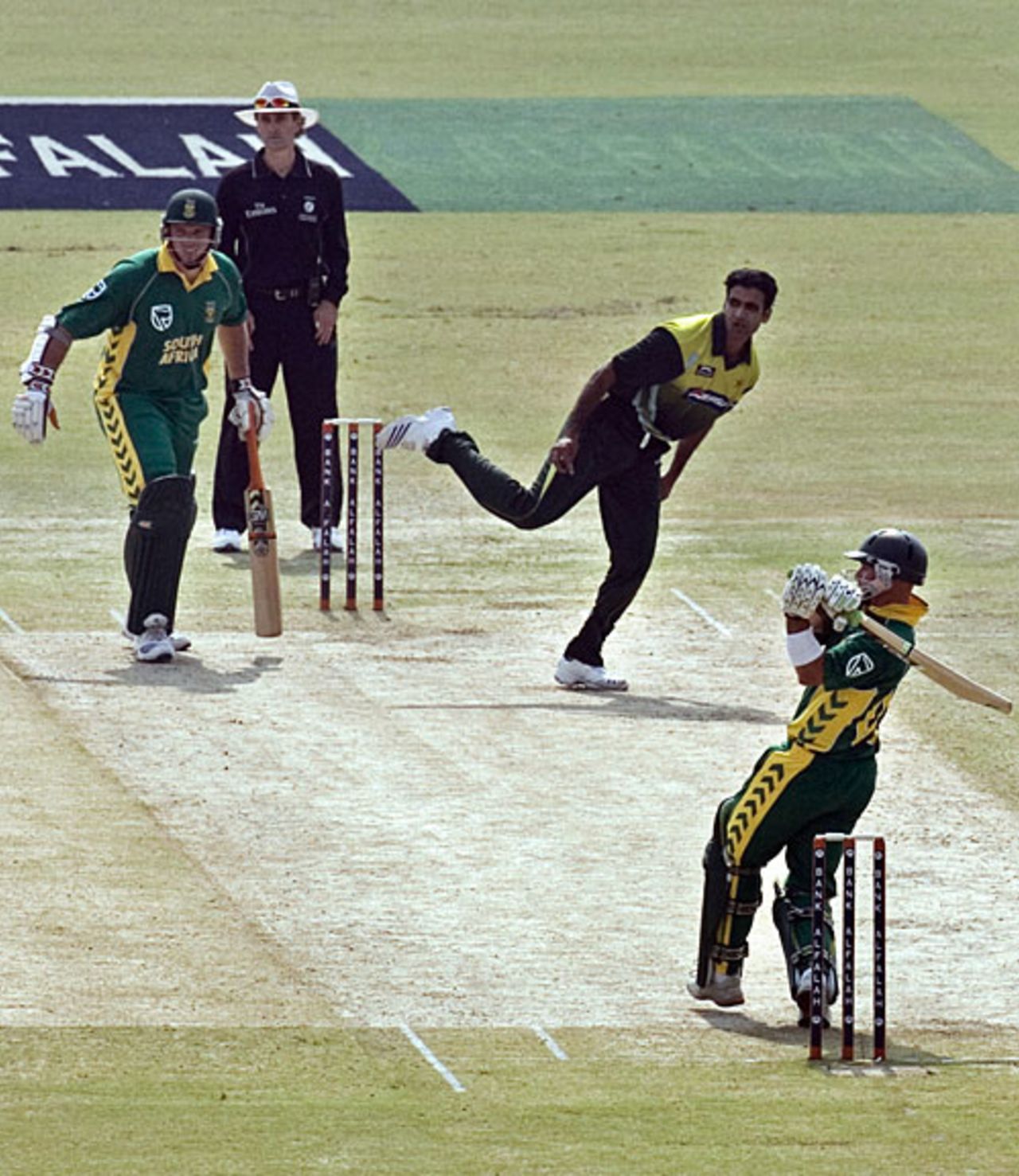 Herschelle Gibbs pulls on his way to a century, Pakistan v South Africa, 1st ODI, Lahore, October 18, 2007