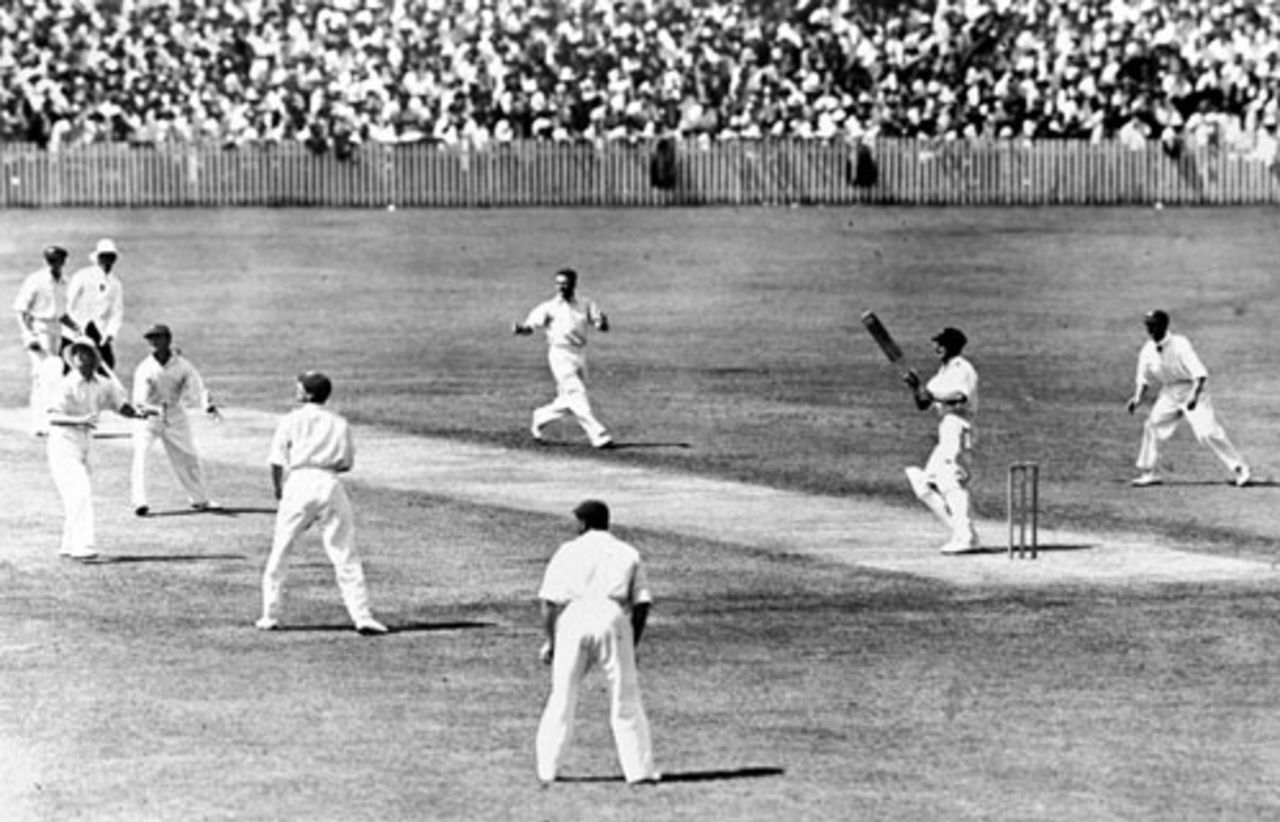 Vic Richardson hooks Harold Larwood over the close field, Australia v England, 4th Test, Brisbane, February 10, 1933
