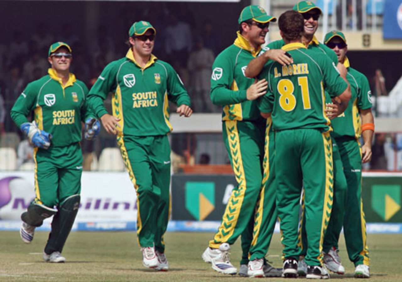 The South African team celebrate  Younis Khan's run-out, Pakistan v South Africa, 2nd ODI, Lahore, October 20, 2007