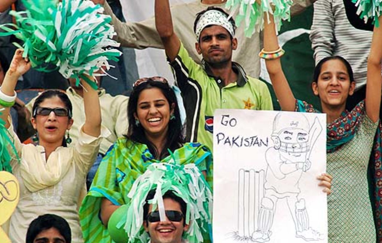 Spectators cheer the Pakistan team, Pakistan v South Africa, 2nd ODI, Lahore, October 20, 2007