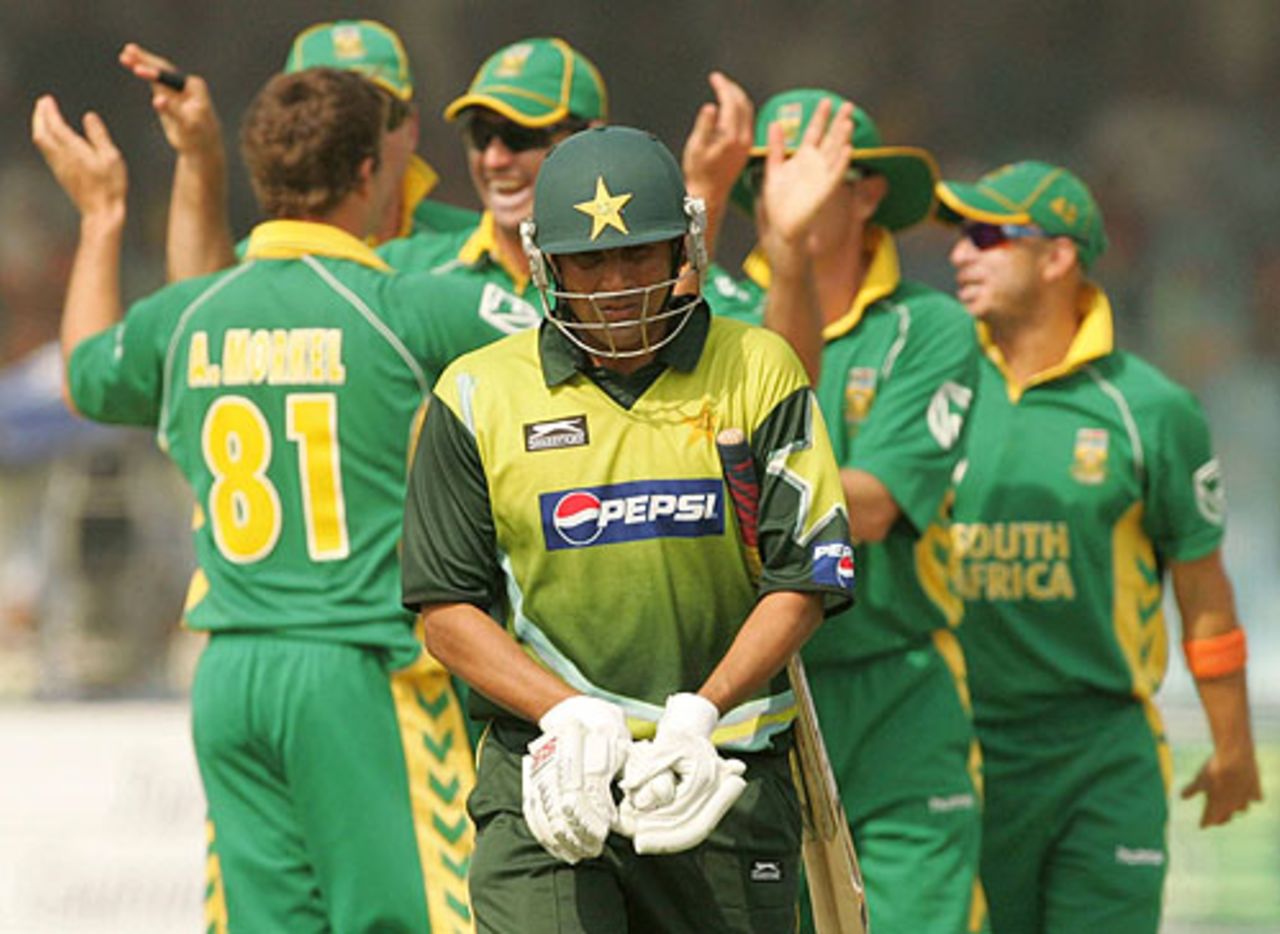 The South African players celebrate the wicket of Younis Khan, Pakistan v South Africa, 2nd ODI, Lahore, October 20, 2007