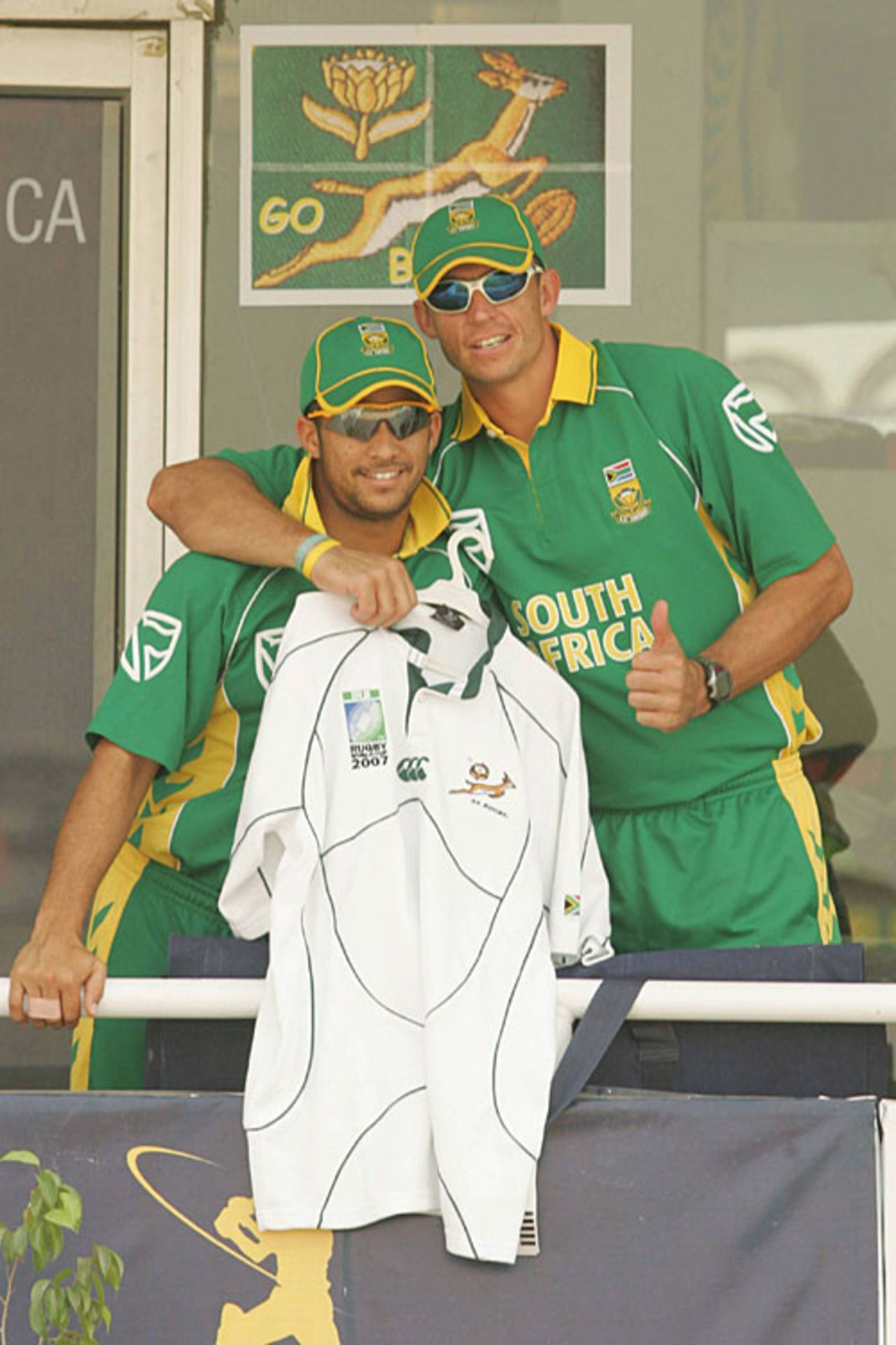 Andre Nel and Jean-Paul Duminy cheer for the South African rugby team who are playing England in the finals of the World Cup, Pakistan v South Africa, 2nd ODI, Lahore, October 20, 2007