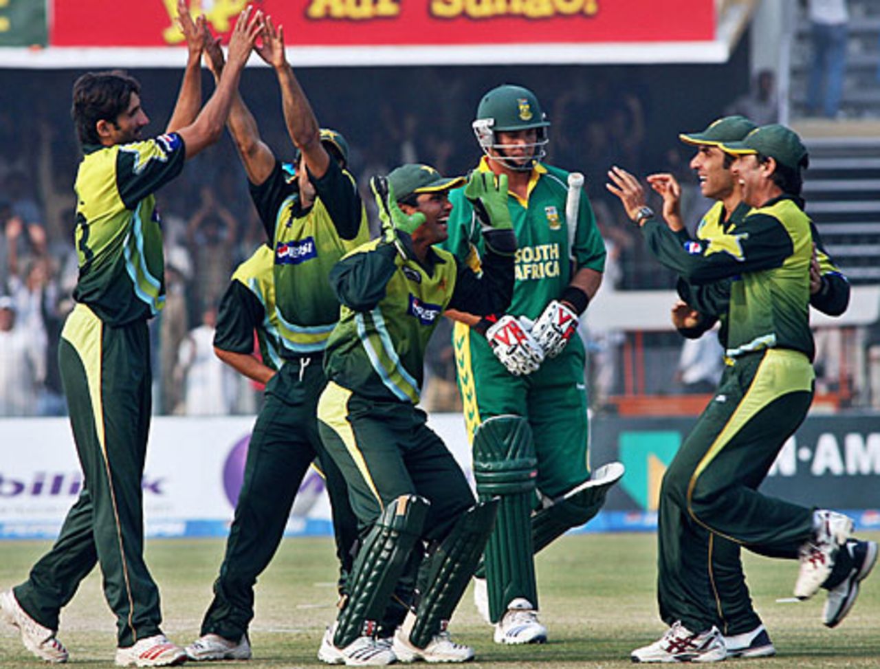 Pakistan celebrate the wicket of Jacques Kallis, Pakistan v South Africa, 2nd ODI, Lahore, October 20, 2007