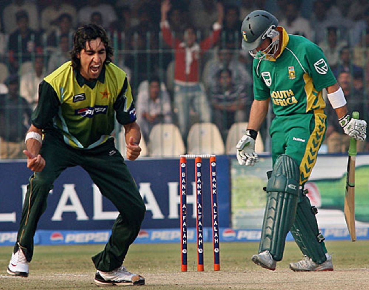 Umar Gul trapped Herschelle Gibbs lbw for a duck, Pakistan v South Africa, 2nd ODI, Lahore, October 20, 2007