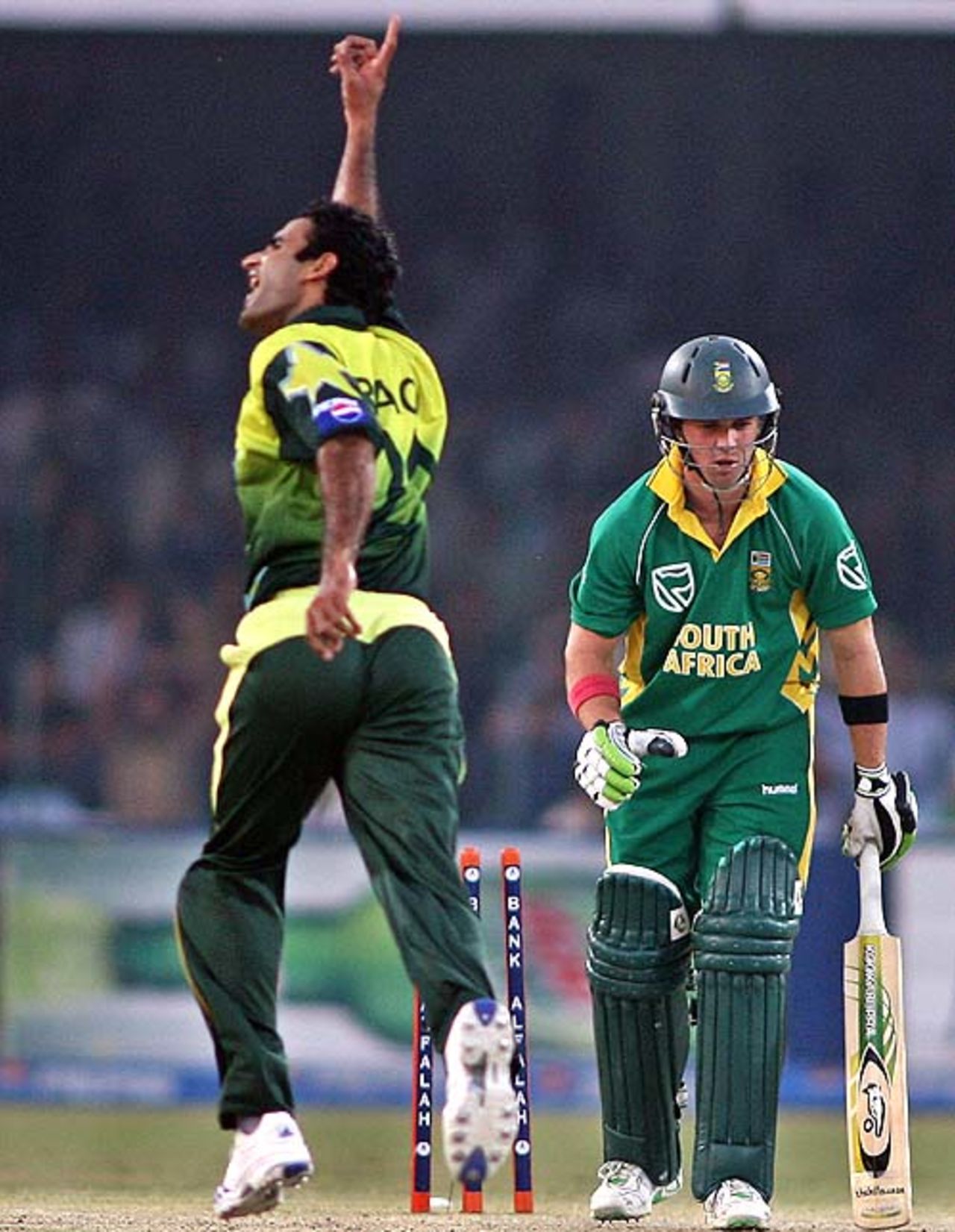 Iftikhar Anjum got rid of AB de Villiers, Pakistan v South Africa, 2nd ODI, Lahore, October 20, 2007