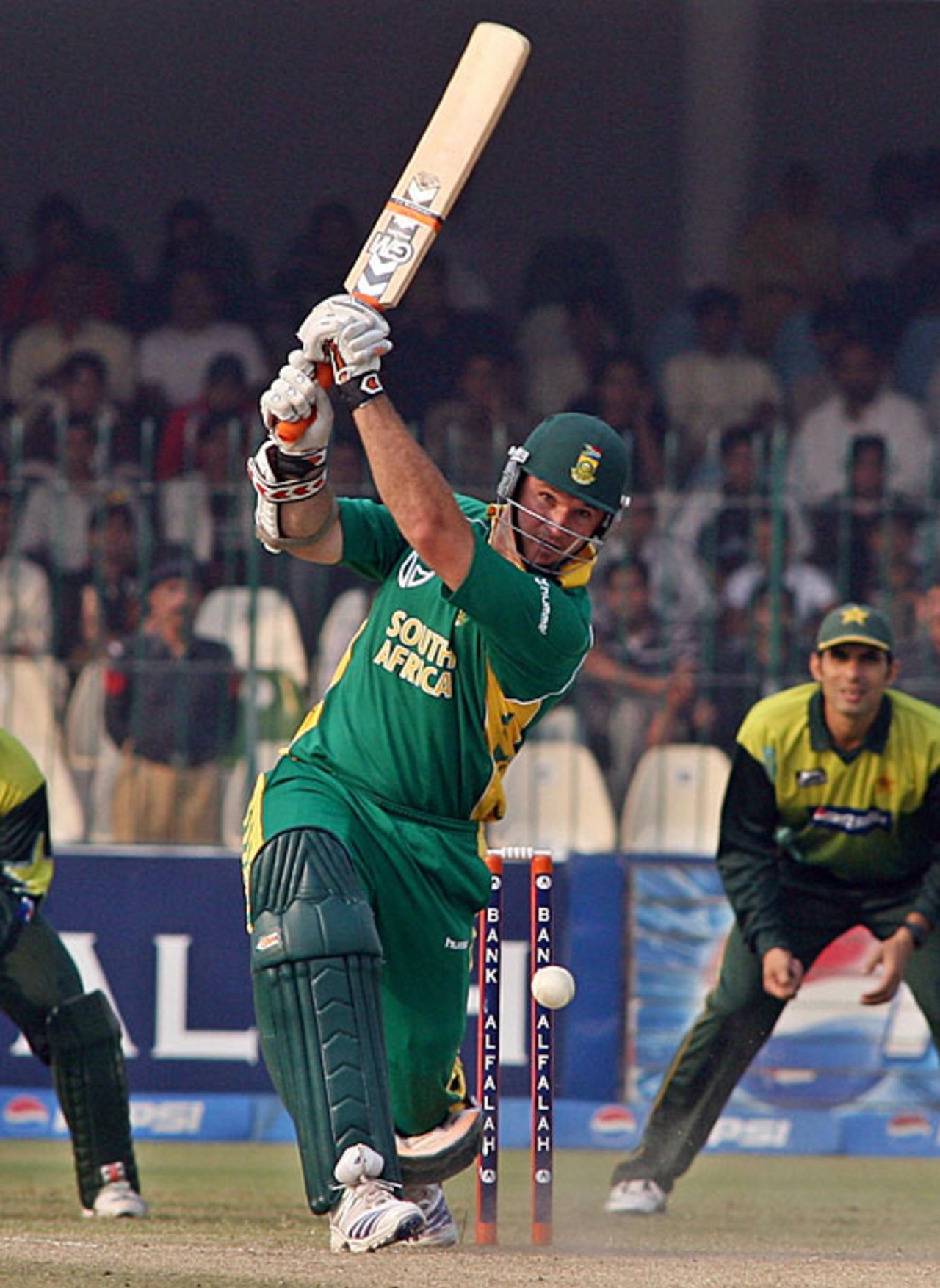 Graeme Smith drives during his half-century, Pakistan v South Africa, 2nd ODI, Lahore, October 20, 2007