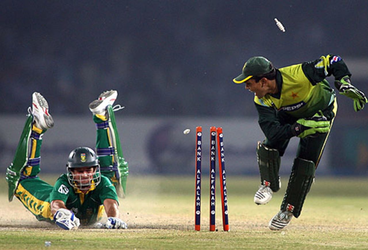 Kamran Akmal tries to run out Albie Morkel, Pakistan v South Africa, 2nd ODI, Lahore, October 20, 2007