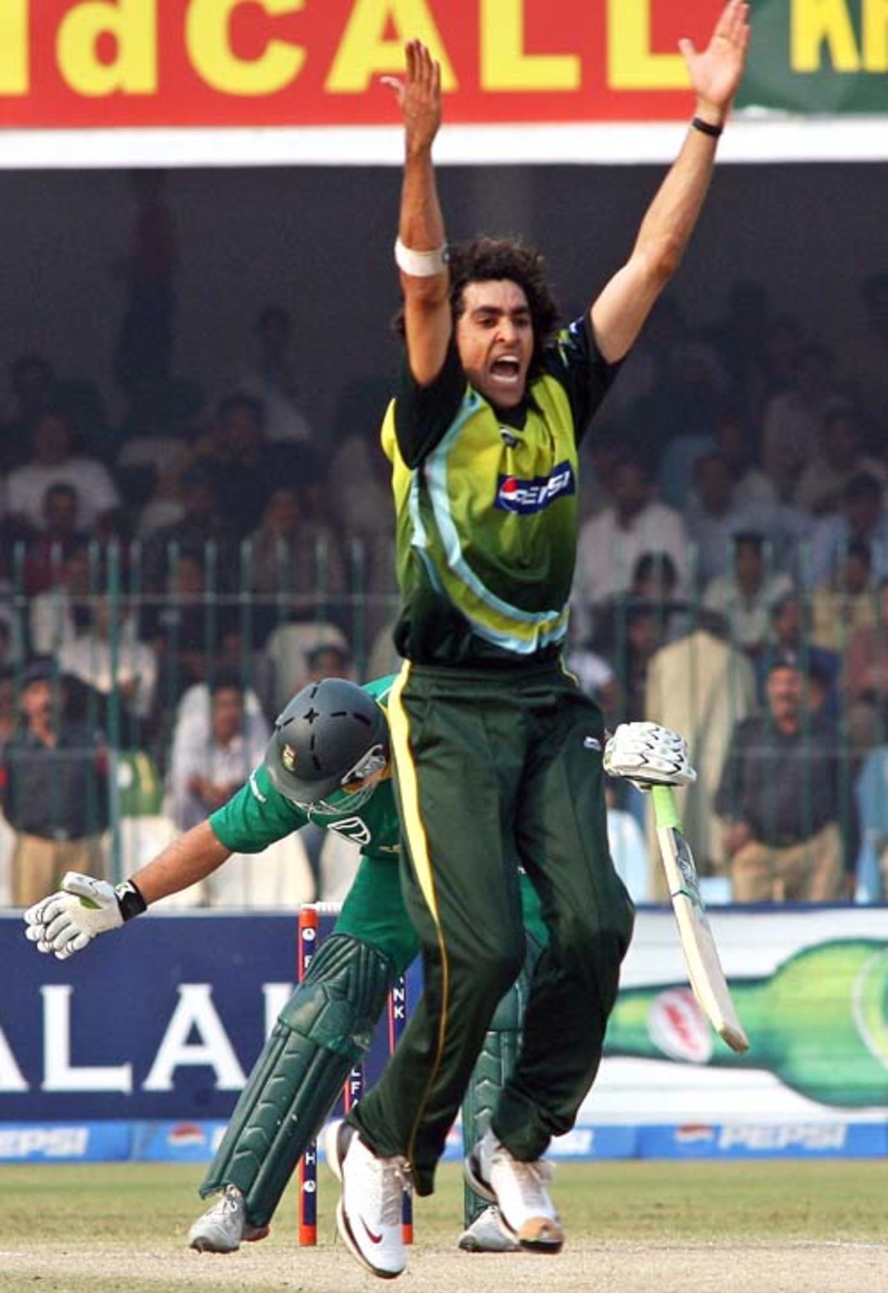 Umar Gul traps Herschelle Gibbs in front of the stumps, Pakistan v South Africa, 2nd ODI, Lahore, October 20, 2007