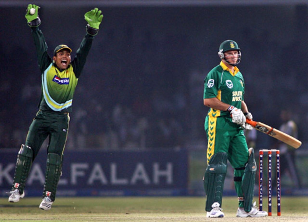 Graeme Smith was caught behind off Abdur Rehman, Pakistan v South Africa, 2nd ODI, Lahore, October 20, 2007