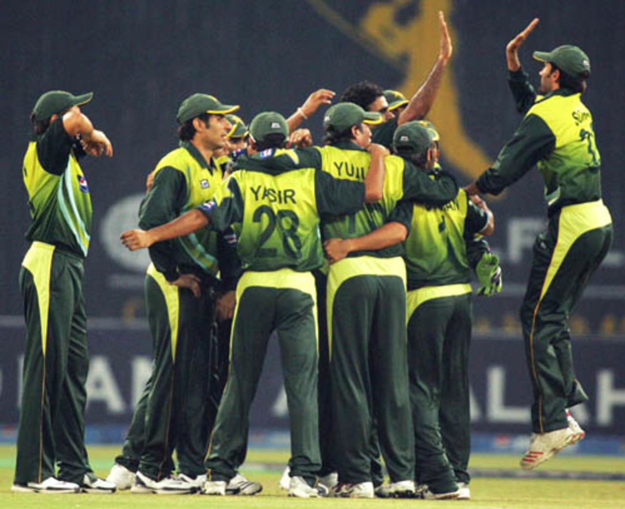 The Pakistan players huddle up at the fall of a wicket, Pakistan v South Africa, 2nd ODI, Lahore, October 20, 2007