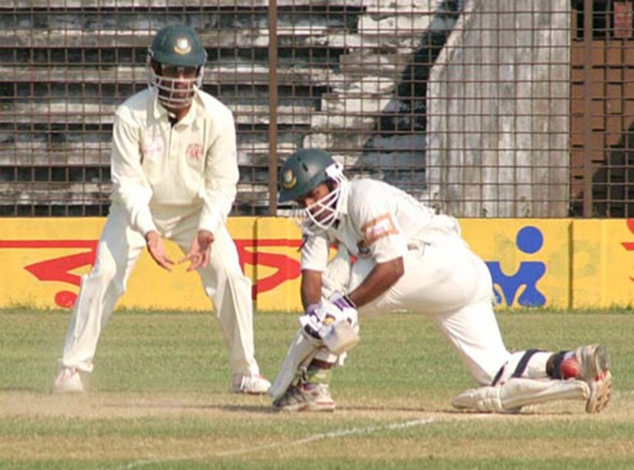 Sylhet skipper Rajin Saleh in action against Rajshahi.October 21, 2007