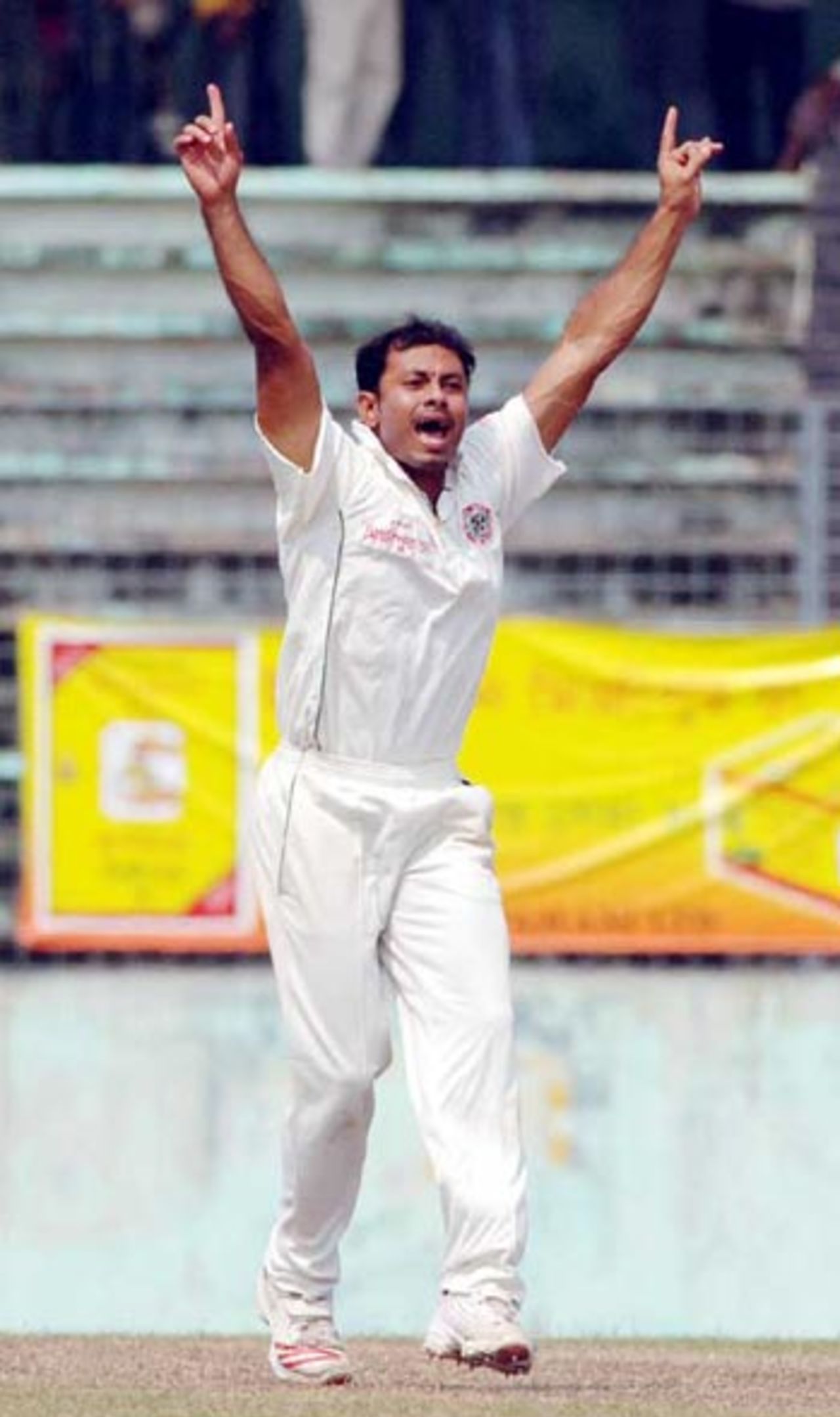 Mohammad Sharif, Dhaka's most successful bowler, on his way to 4 for 38, October 21, 2007