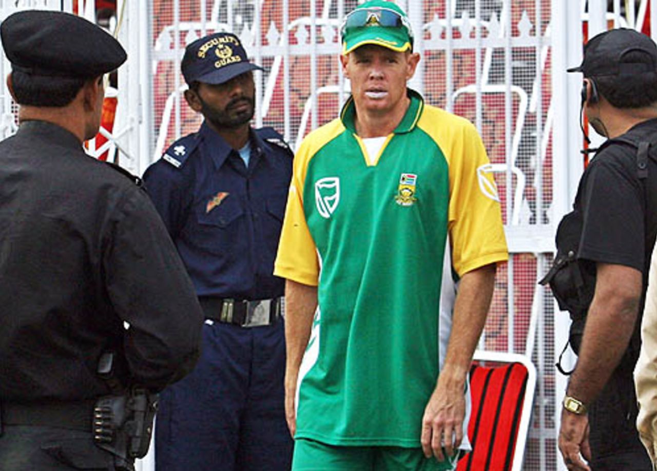 Shaun Pollock arrives for practice amid tight security presence, Faisalabad, October 22, 2007