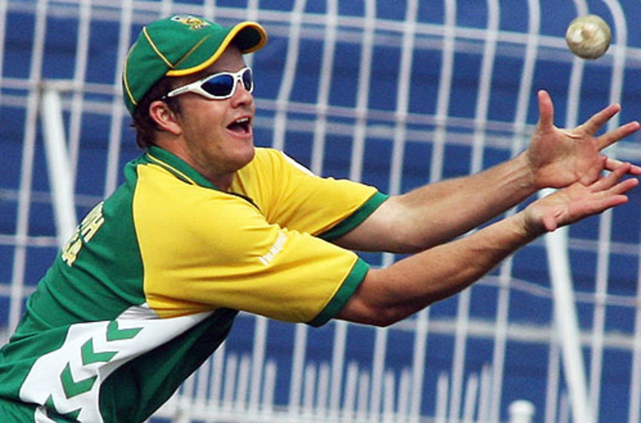 Albie Morkel tries to take a catch during a practice session, Faisalabad, October 22, 2007