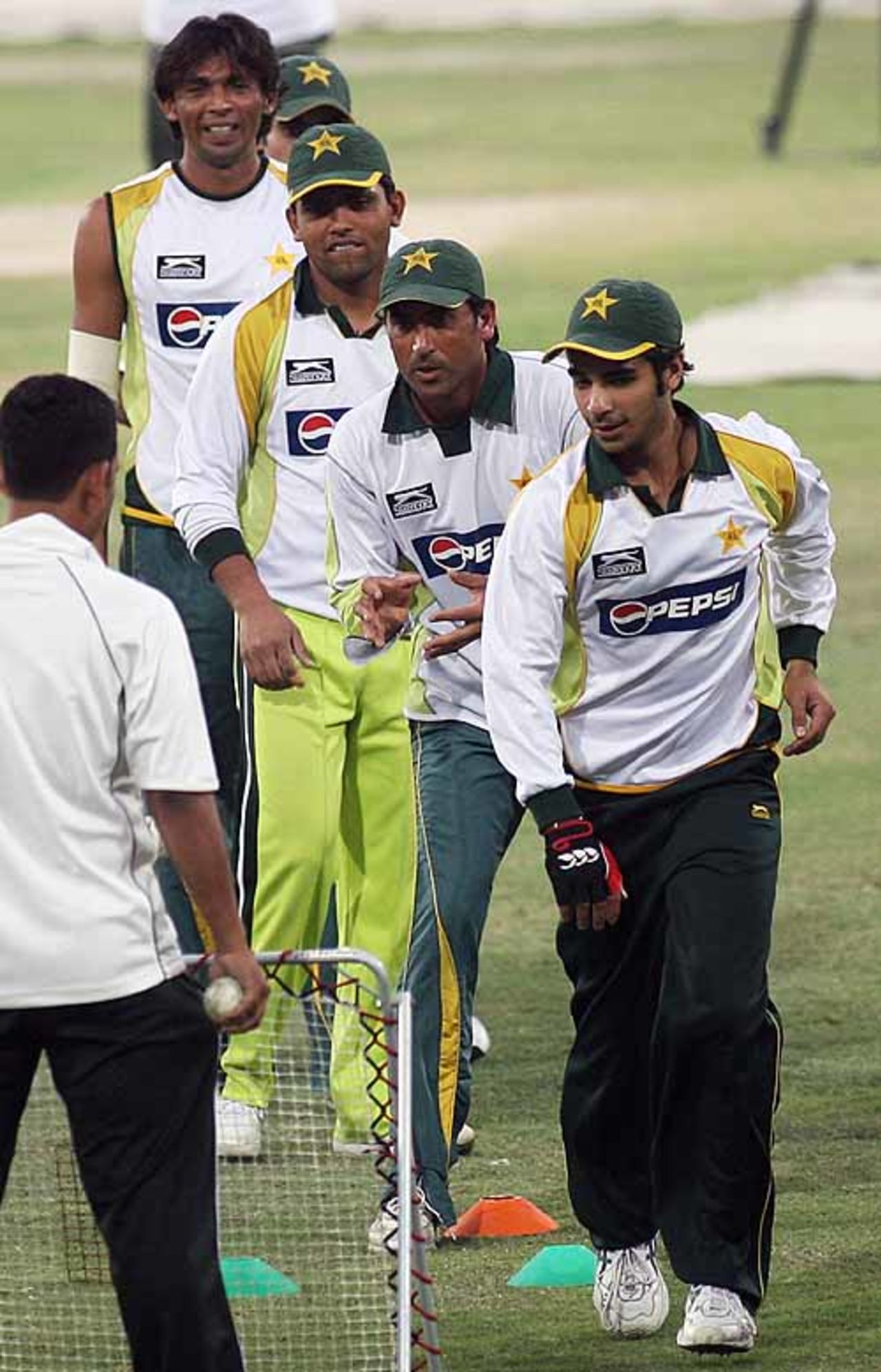 The Pakistan players take part in a practice drill, Faisalabad, October 22, 2007