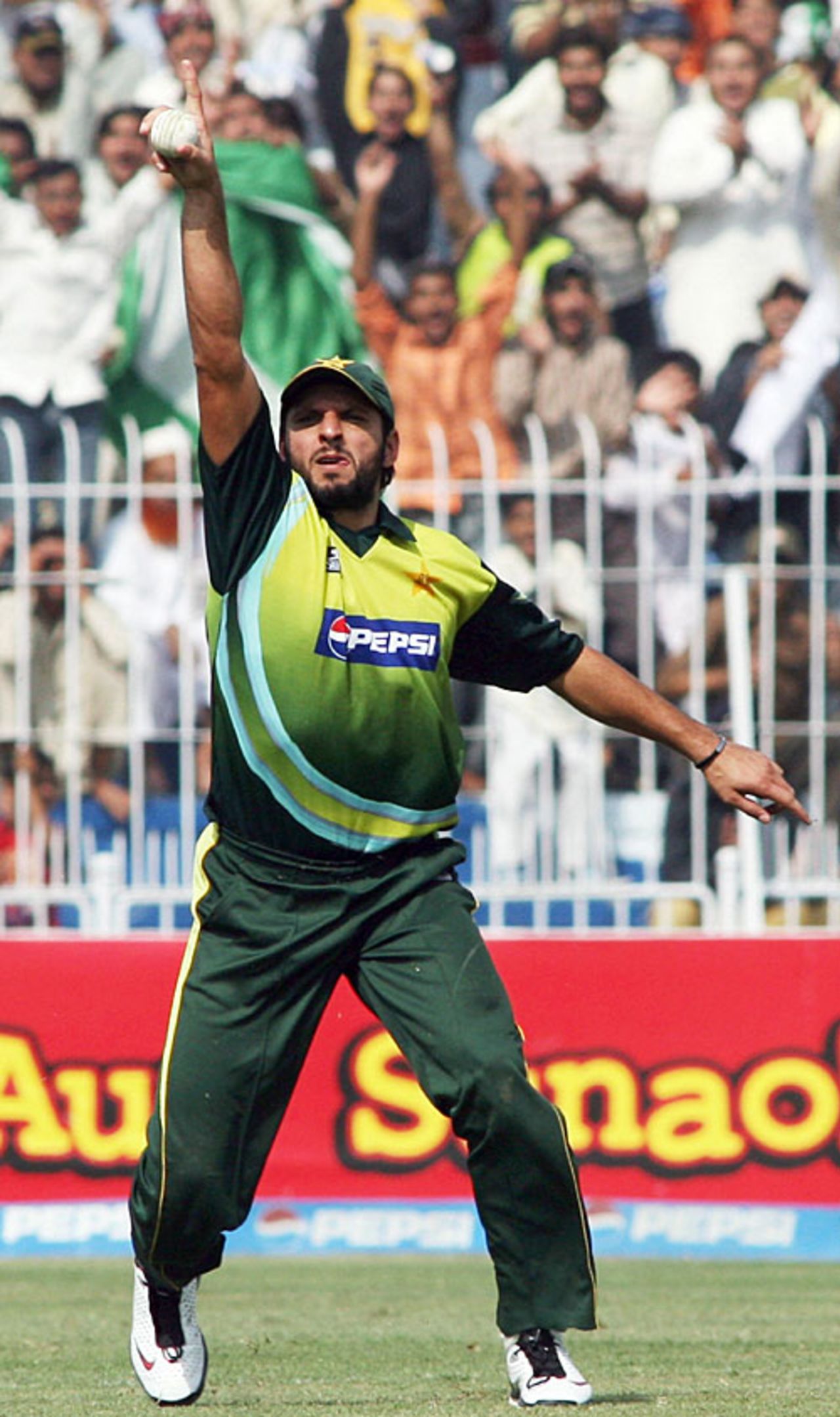 Shahid Afridi took a splendid catch to dismiss AB de Villiers, Pakistan v South Africa, 3rd ODI, Faisalabad, October 23, 2007