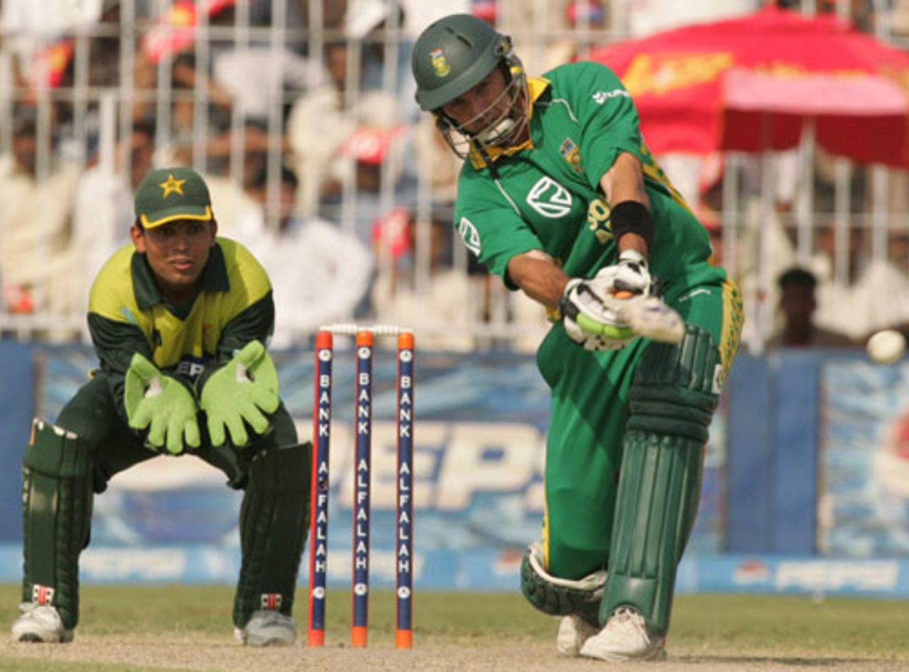 Justin Kemp's 42 contained two sixes, Pakistan v South Africa, 3rd ODI, Faisalabad, October 23, 2007