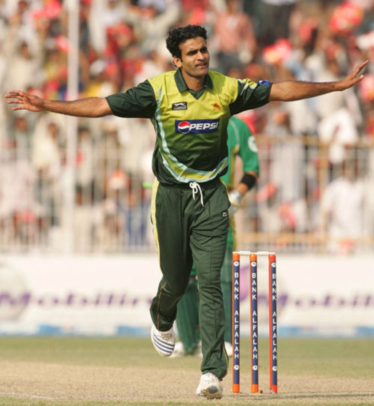 Iftikhar Anjum finished with career-best figures of 3 for 33, Pakistan v South Africa, 3rd ODI, Faisalabad, October 23, 2007