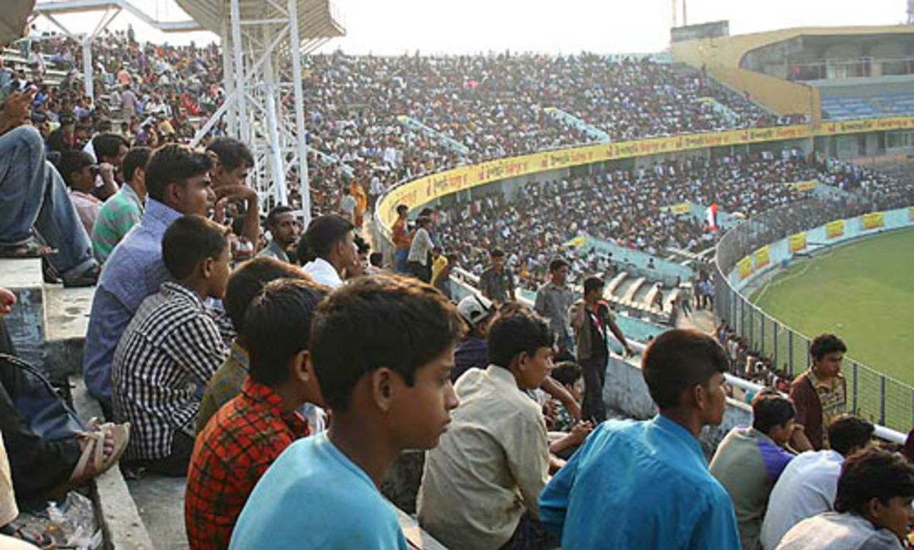 Fans pack in to watch Dhaka take on Khulna, Dhaka Division v Khulna Division, October 23, 2007