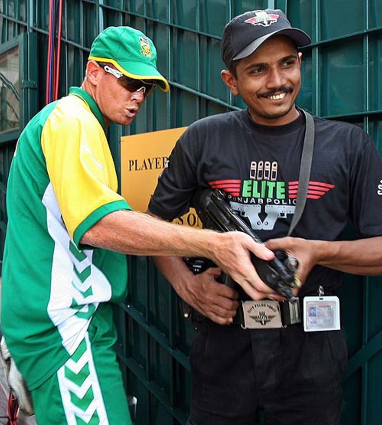 Shaun Pollock inspects the security arrangements in place, Multan, October 25, 2007