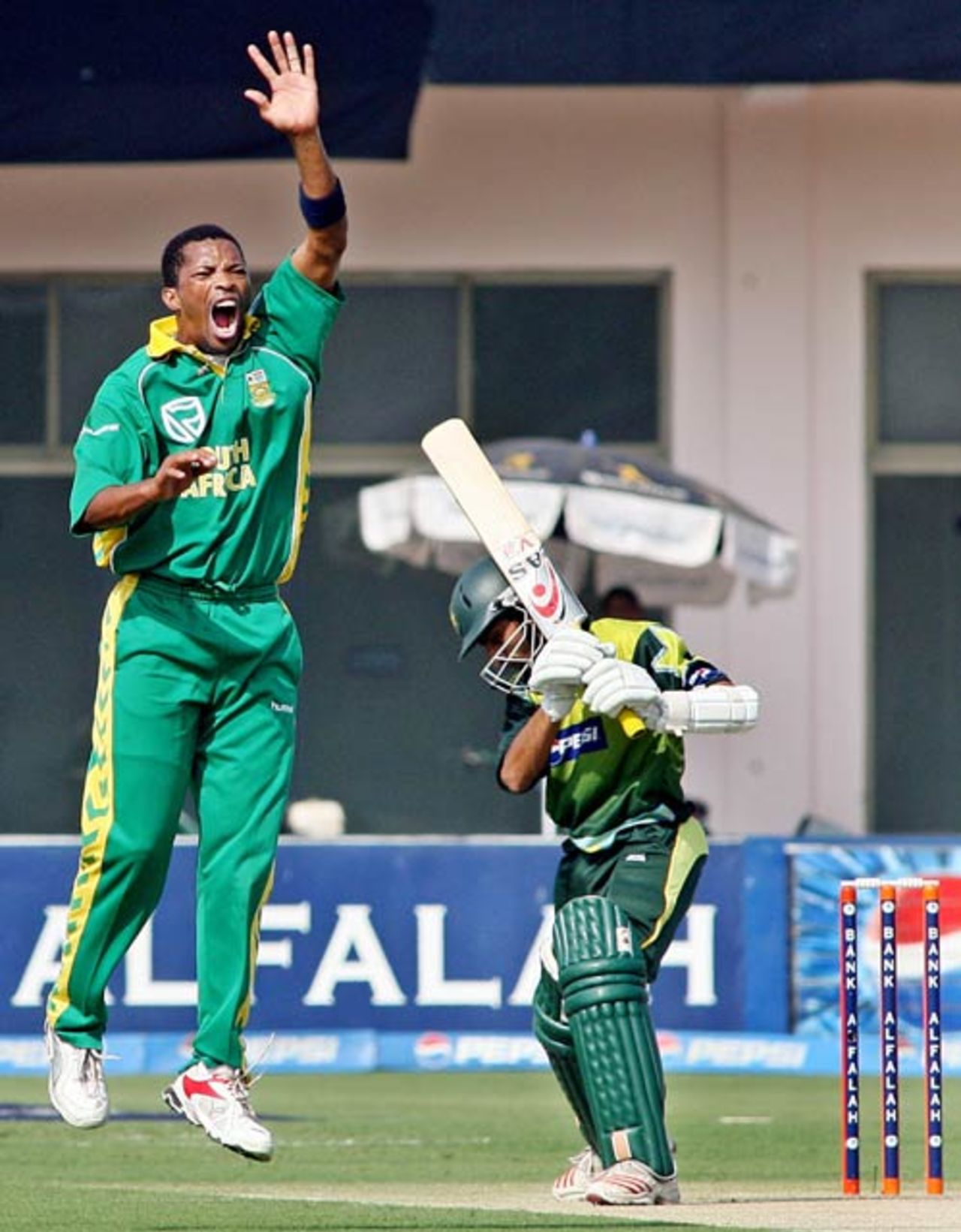 Makhaya Ntini appeals unsuccessfully against Yasir Hameed, Pakistan v South Africa, 4th ODI, Multan, October 26, 2007