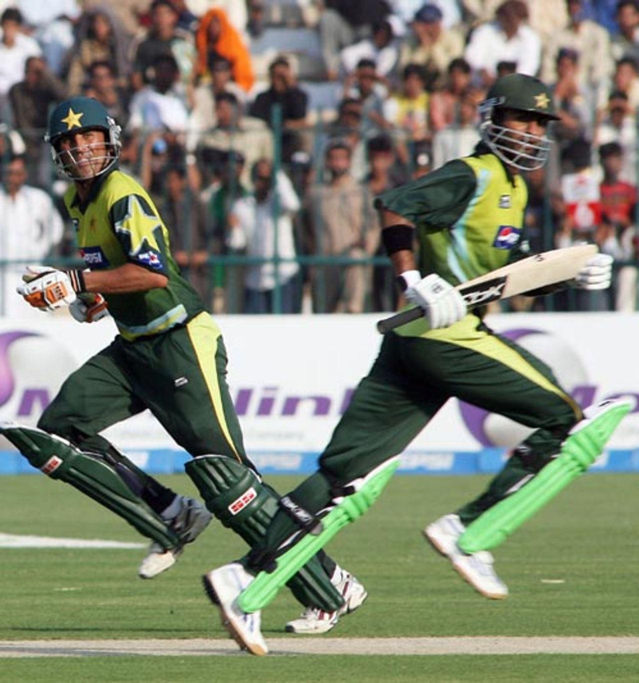 Shoaib Malik and Younis Khan steadied the Pakistan innings, Pakistan v South Africa, 4th ODI, Multan, October 26, 2007