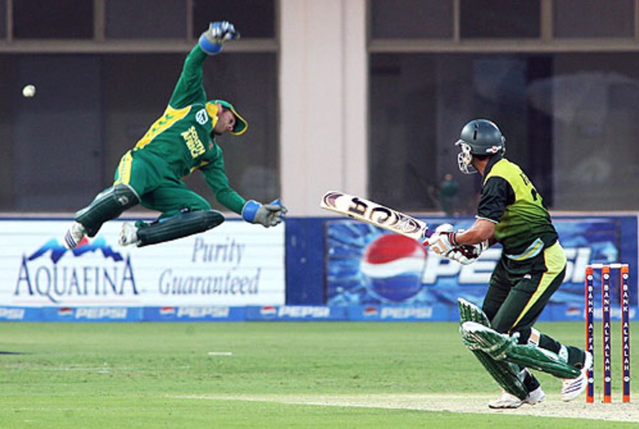 Abdur Rehman gets lucky with a top edge, Pakistan v South Africa, 4th ODI, Multan, October 26, 2007