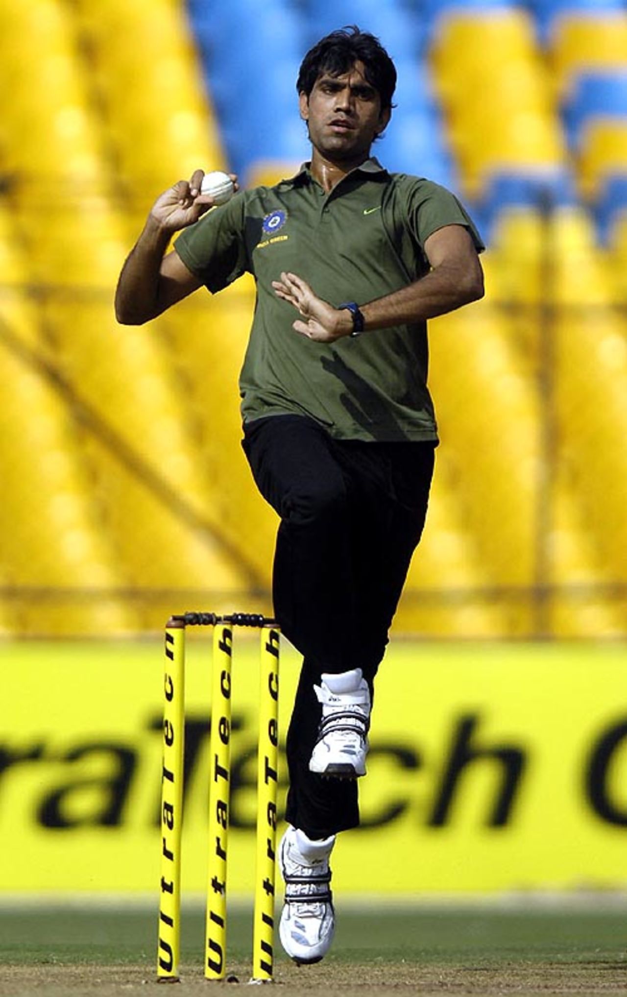 Munaf Patel runs in to bowl, India Red v India Green, 2nd match, Challenger Trophy, Ahmedabad, October 26, 2007