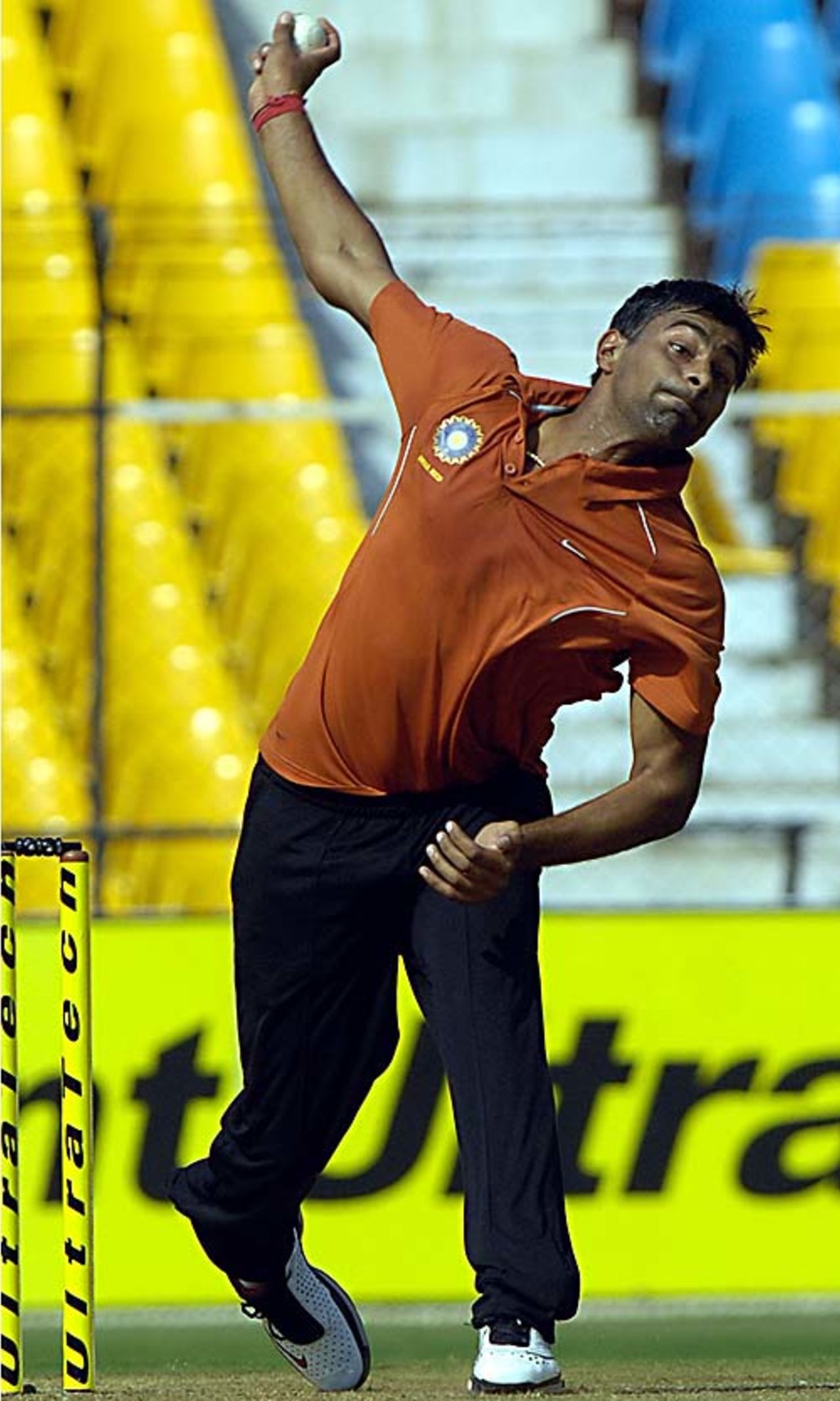 Praveen Kumar in his delivery stride, India Red v India Green, 2nd match, Challenger Trophy, Ahmedabad, October 26, 2007