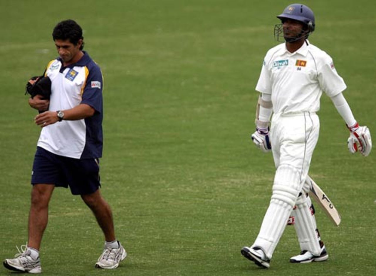 An injured Kumar Sangakkara walks off the field, Cricket Australia Chairman's XI v Sri Lankans, Adelaide, 1st day, October 27, 2007