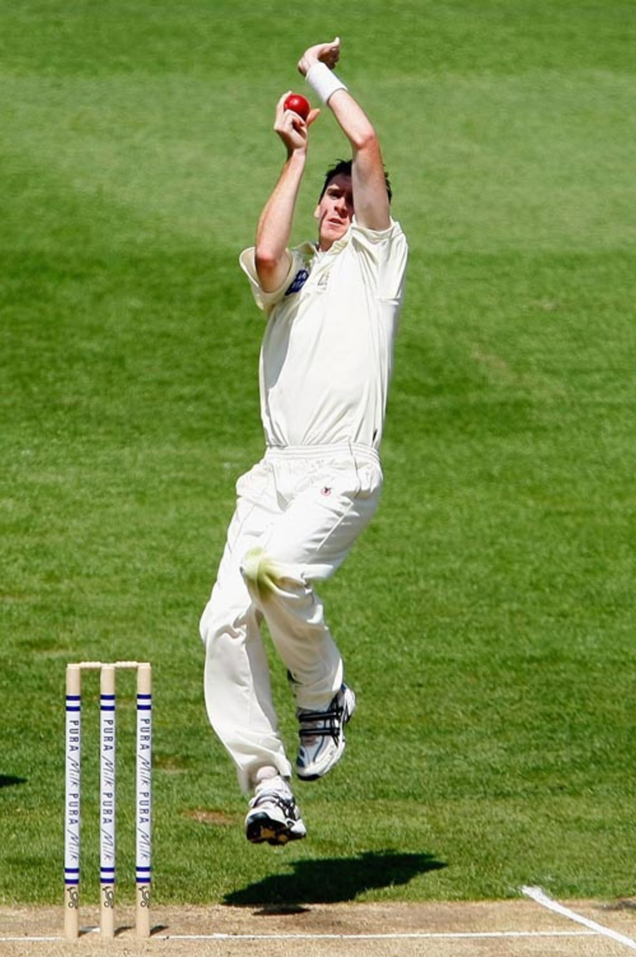 Steve Magoffin in his delivery stride, Victoria v Western Australia, Pura Cup, Melbourne, 2nd day, October 27, 2007 