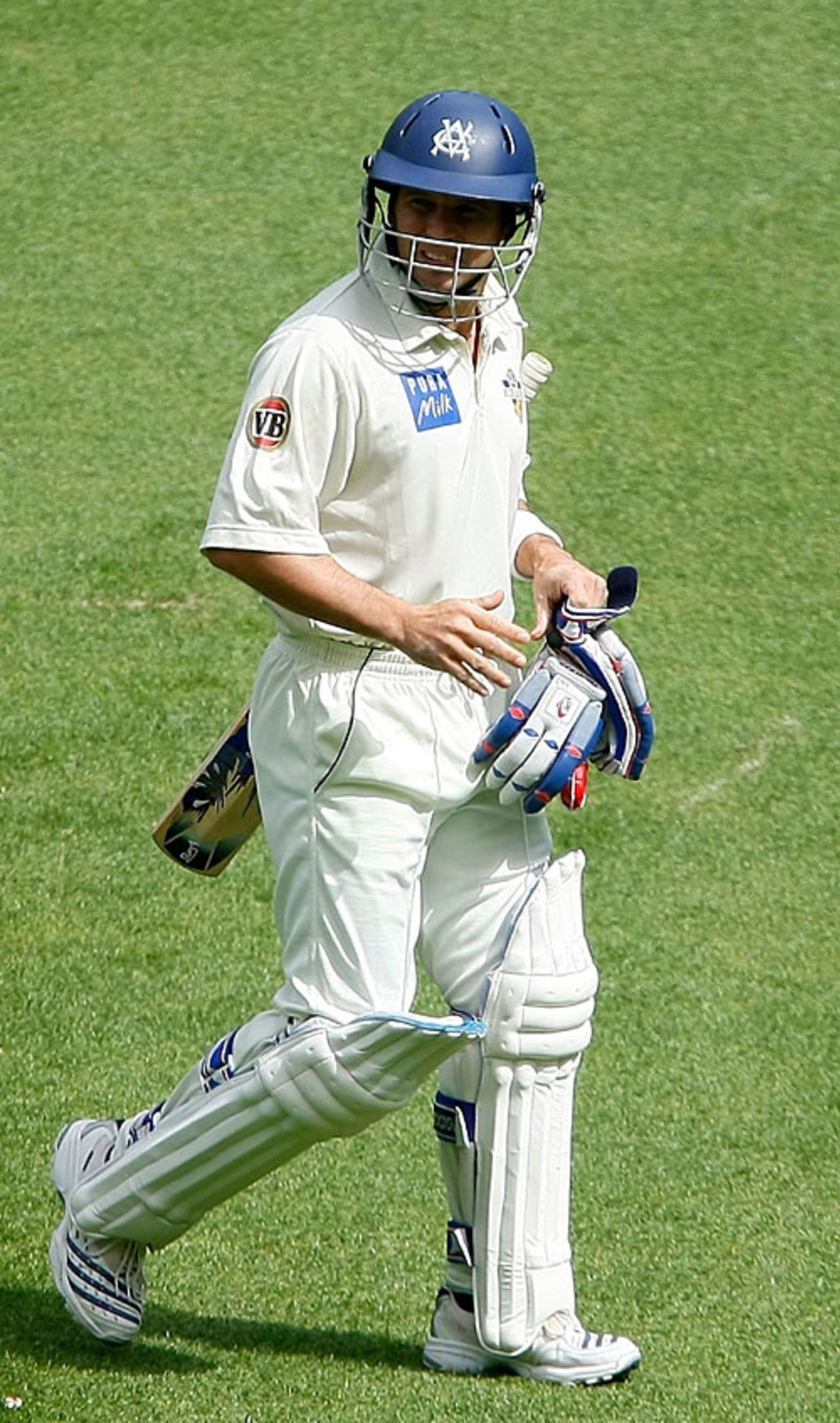 Brad Hodge walks back after a first-ball duck, Victoria v Western Australia, Pura Cup, 3rd day, Melbourne, October 28, 2007