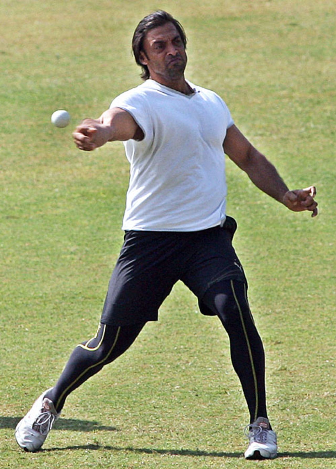 Shoaib Akhtar takes part in a fielding drill, Lahore, October 28, 2007