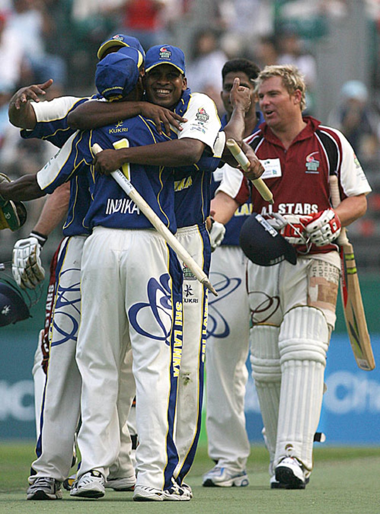Shane Warne congratulates Sri Lanka on winning the Hong Kong Sixes, Kowloon Cricket Club, October 28, 2007