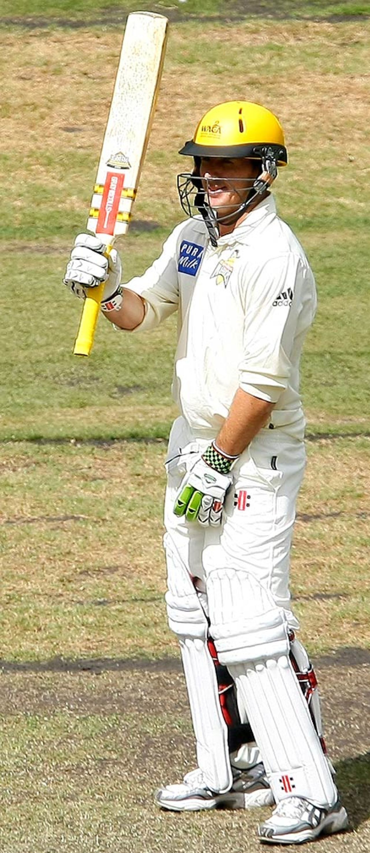 Brad Hogg celebrates his half-century, Victoria v Western Australia, Pura Cup, Melbourne, October 29, 2007