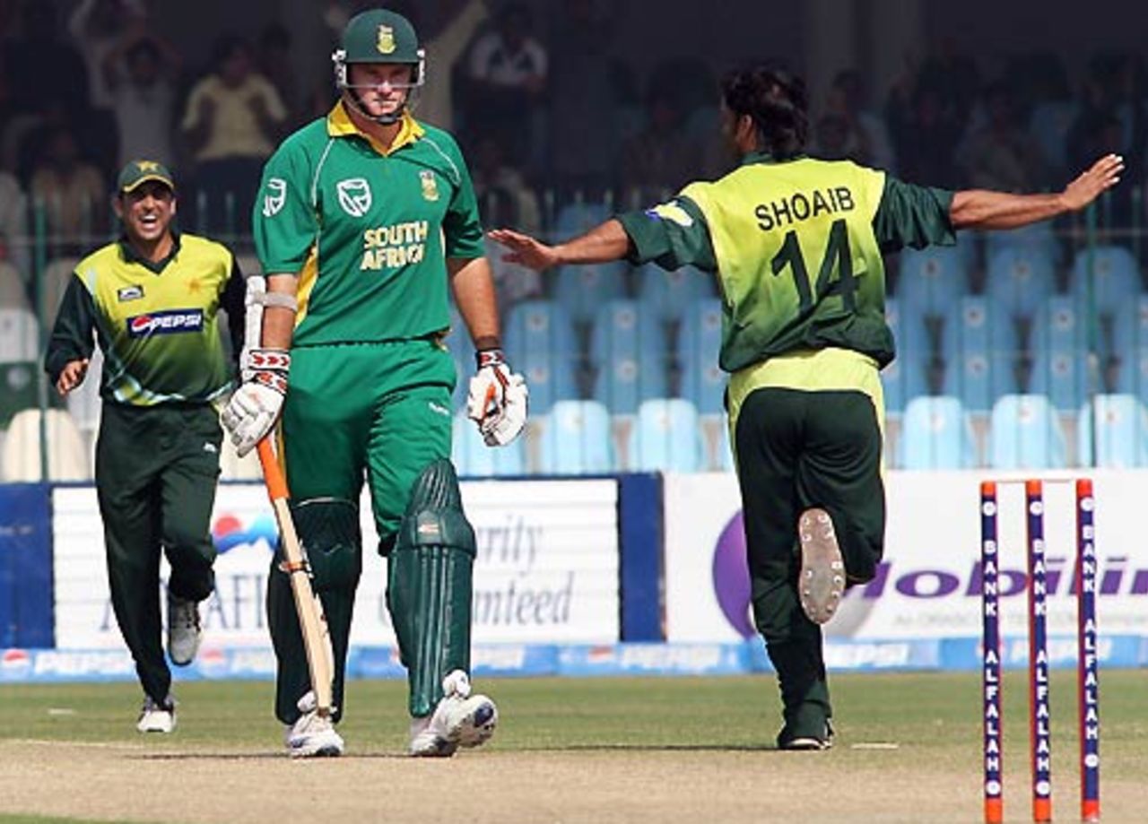 Shoaib Akhtar celebrates after removing Graeme Smith in his first over, Pakistan v South Africa, 5th ODI, Lahore, October 29, 2007