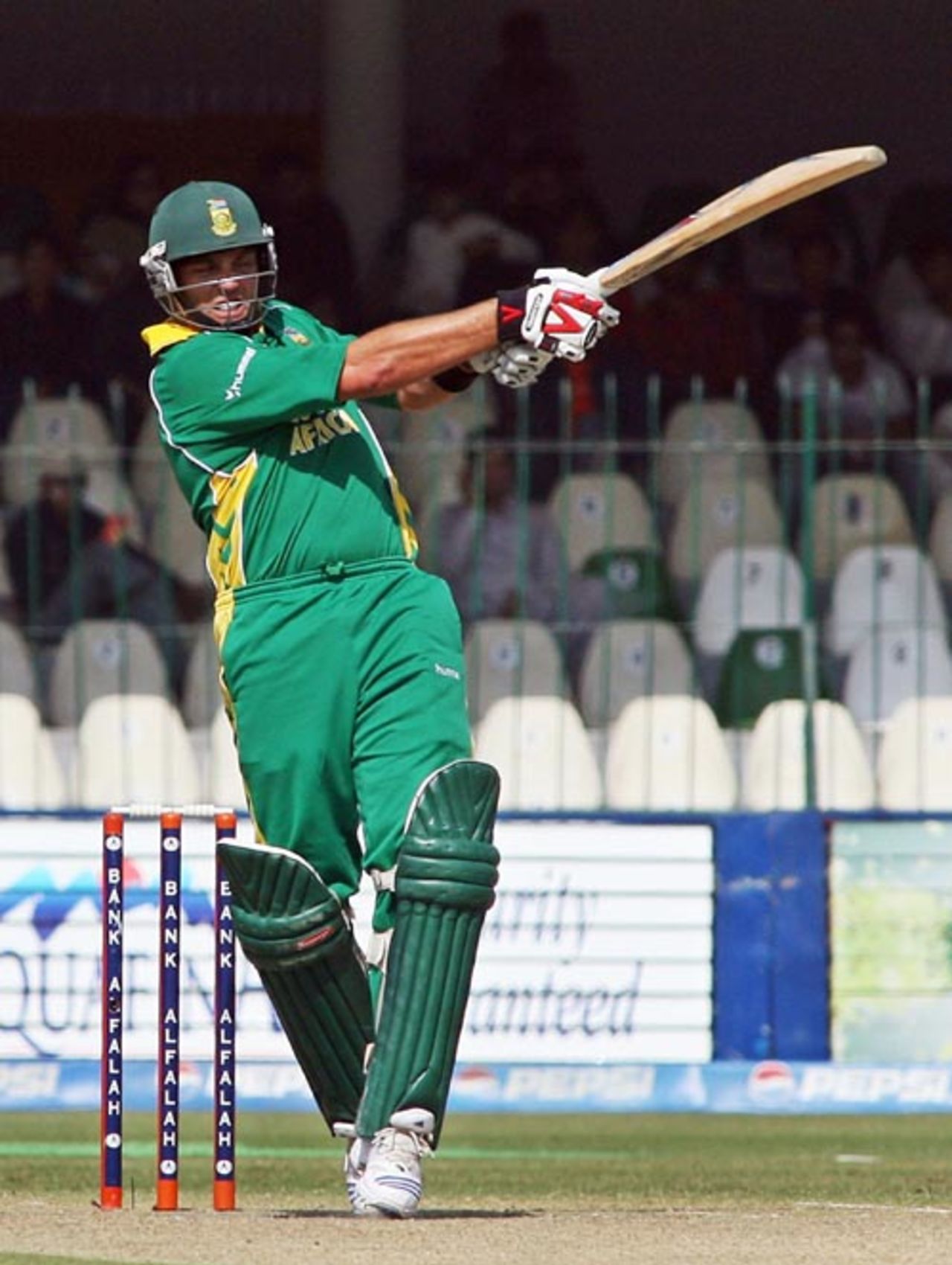 Jacques Kallis pulls during his half-century, Pakistan v South Africa, 5th ODI, Lahore, October 29, 2007