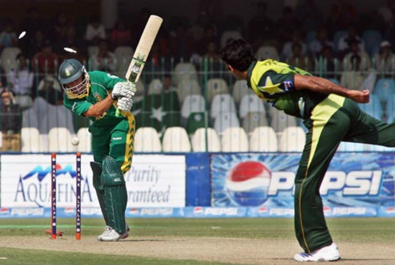 Iftikhar Anjum gets one through Herschelle Gibbs, Pakistan v South Africa, 5th ODI, Lahore, October 29, 2007