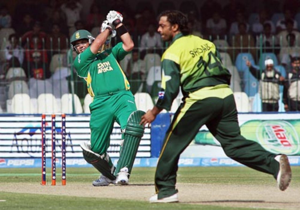 Jacques Kallis drives Shoaib Akhtar through the covers, Pakistan v South Africa, 5th ODI, Lahore, October 29, 2007