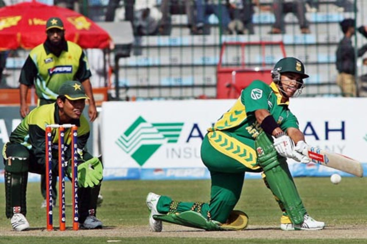 Jean-Paul Duminy sweeps while Kamran Akmal looks on, Pakistan v South Africa, 5th ODI, Lahore, October 29, 2007 