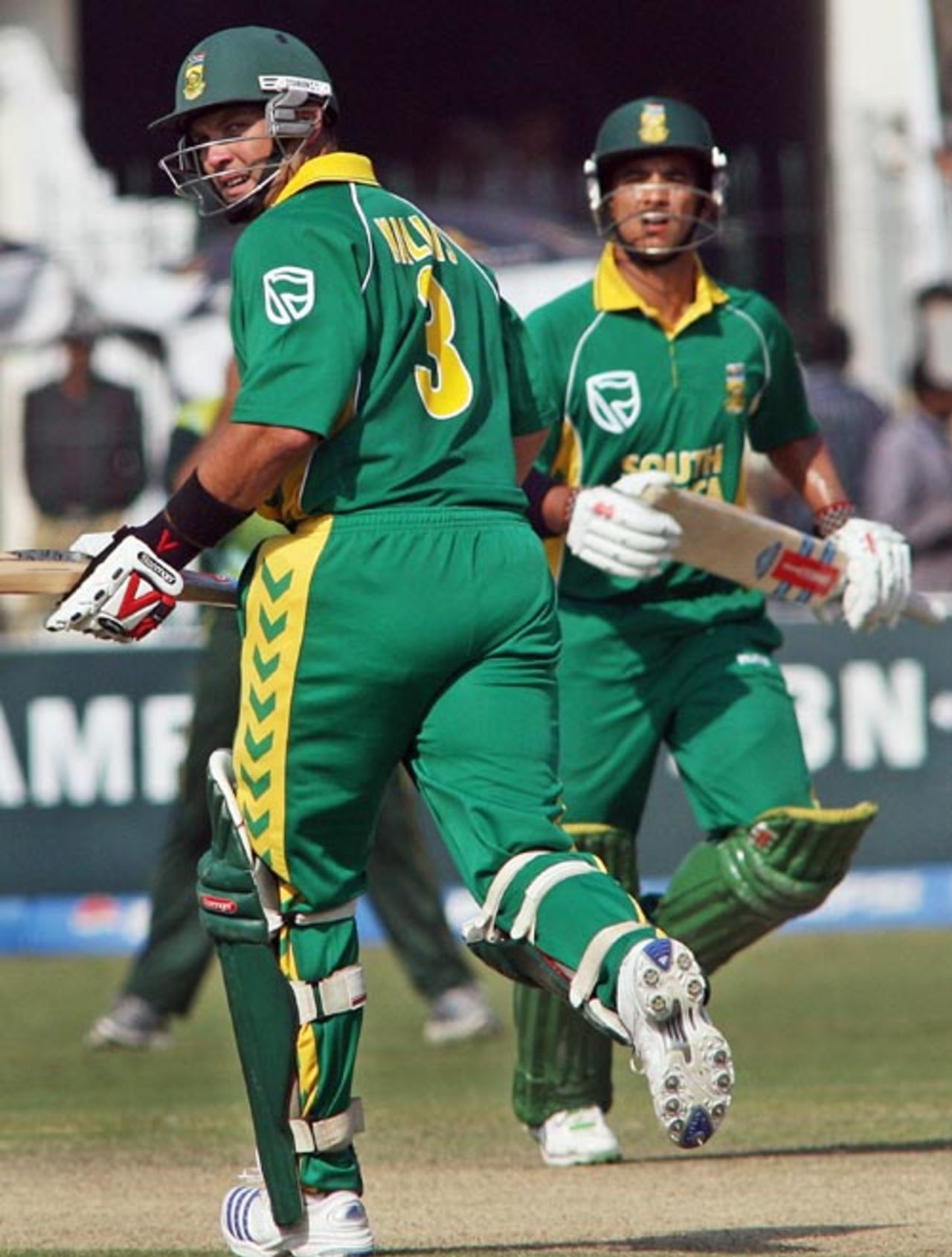 Jacques Kallis and Jean-Paul Duminy pick up a single during their 75-run stand, Pakistan v South Africa, 5th ODI, Lahore, October 29, 2007 