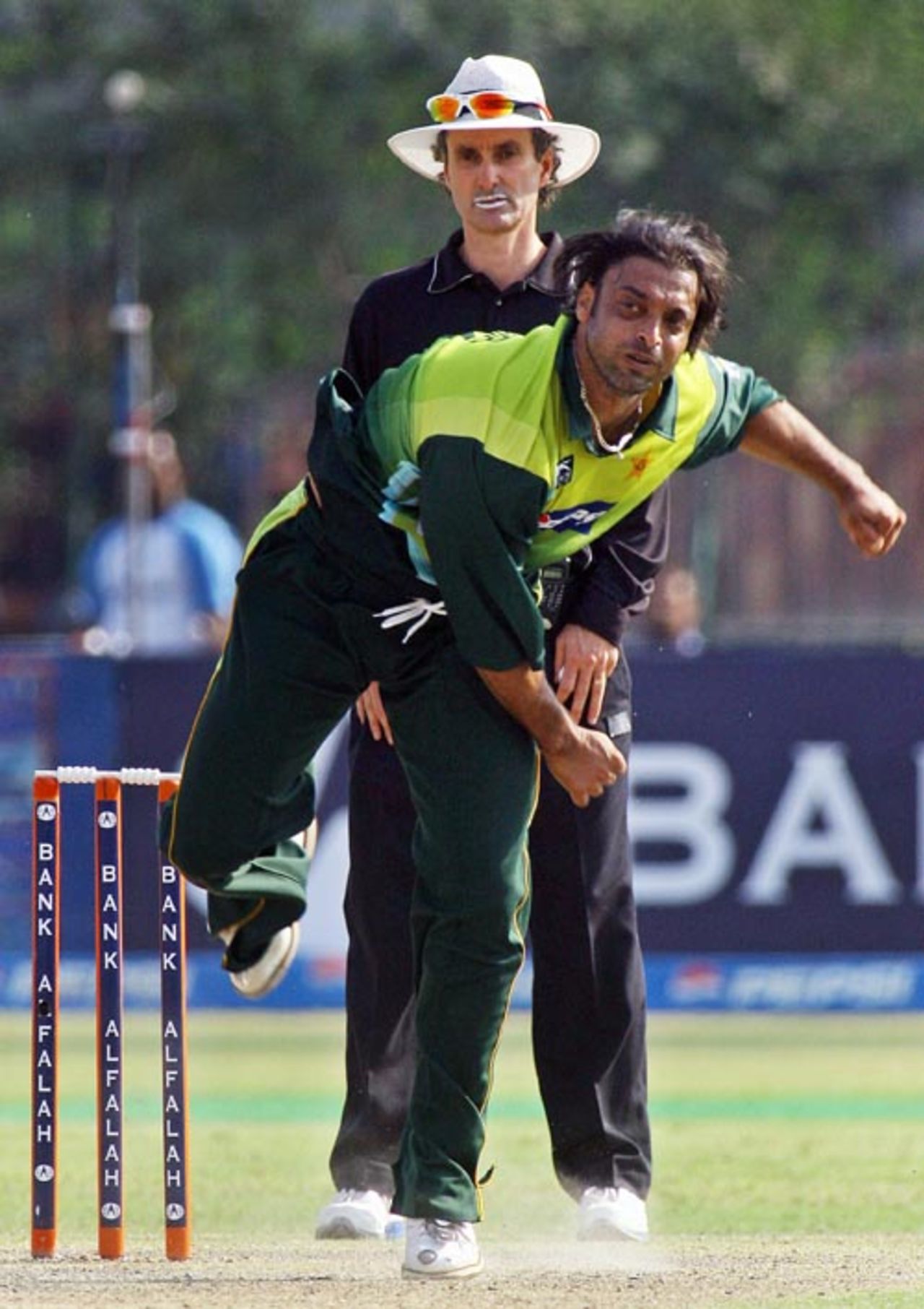 Shoaib Akhtar fires in a delivery during his comeback, Pakistan v South Africa, 5th ODI, Lahore, October 29, 2007 