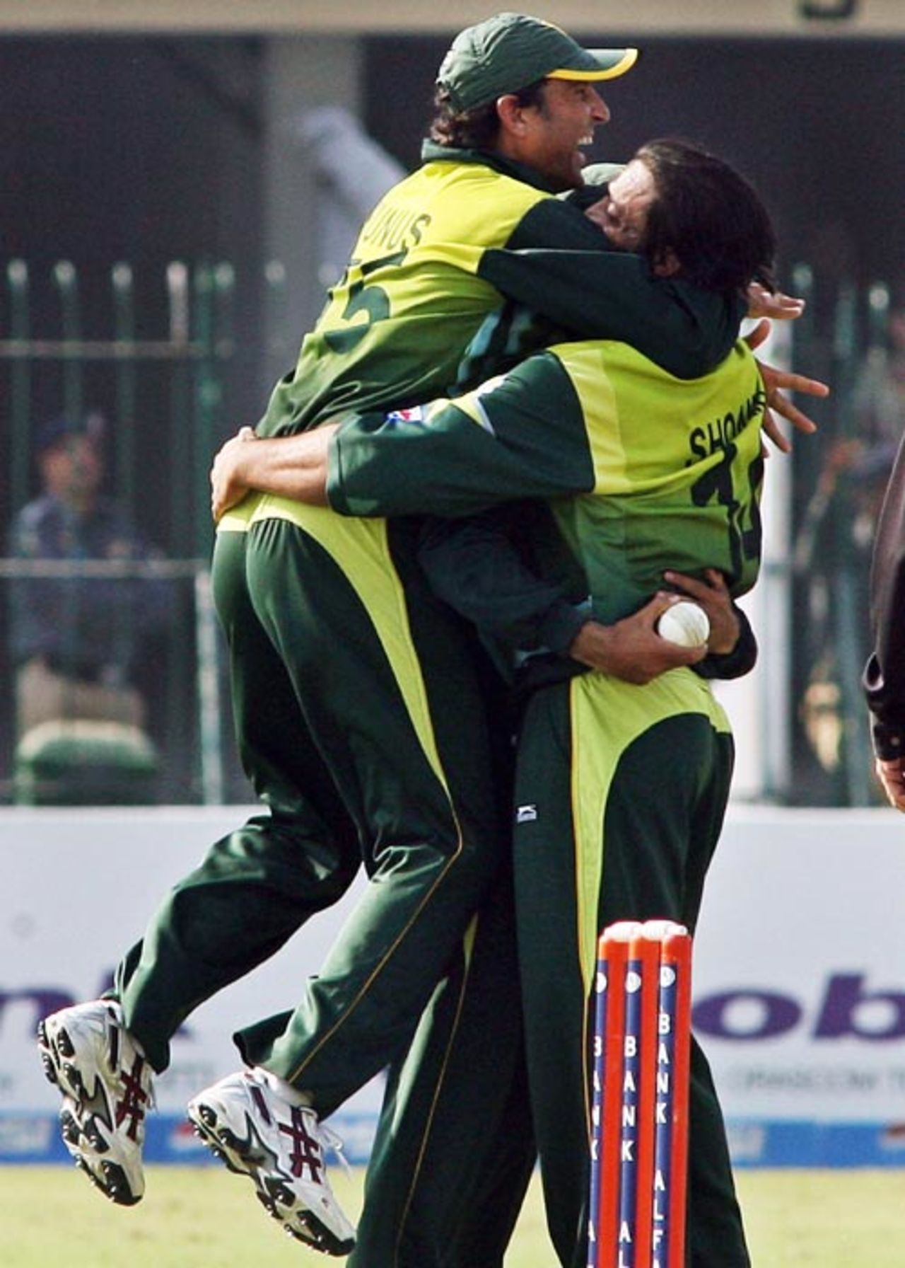 Shoaib Akhtar is mobbed by his team-mates after dismissing Graeme Smith, Pakistan v South Africa, 5th ODI, Lahore, October 29, 2007 