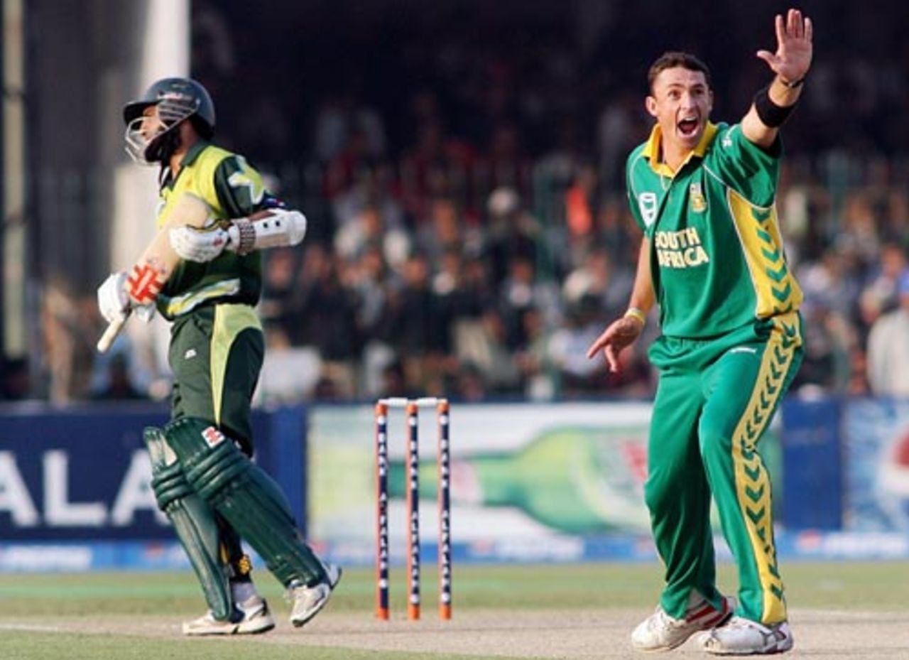 Andre Nel makes an unsuccessful appeal against Mohammad Yousuf, Pakistan v South Africa, 5th ODI, Lahore, October 29, 2007